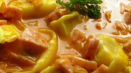 Tortelliny s červenou omáčkou