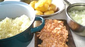 Plněné knedlíky, Příprava- zelí,brambory, cibulka, salám.