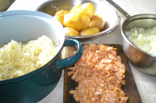 Příprava- zelí,brambory, cibulka, salám.