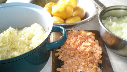 Plněné knedlíky, Příprava- zelí,brambory, cibulka, salám.