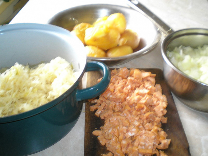 Plněné knedlíky, Příprava- zelí,brambory, cibulka, salám.