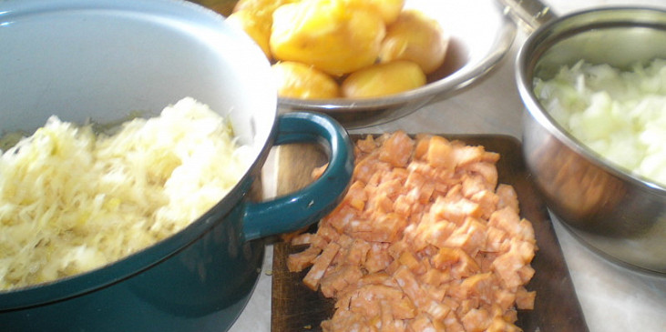 Příprava- zelí,brambory, cibulka, salám.