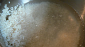 Rýže na egyptský způsob, ryžu si preberieme, dobre opláchneme a pridáme k nej 2,5 pohára/hrnčeka vody