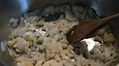 Chilli con carne arabico, do hrnca si dáme na olej cibuľku a chvíľu restujeme