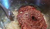 Chilli con carne arabico, k cibuli pridáme mleté mäso a opäť restujeme, kým nám mäsko zhnedne