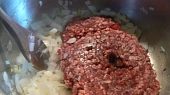 Chilli con carne arabico, k cibuli pridáme mleté mäso a opäť restujeme, kým nám mäsko zhnedne