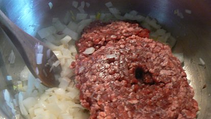 Chilli con carne arabico, k cibuli pridáme mleté mäso a opäť restujeme, kým nám mäsko zhnedne