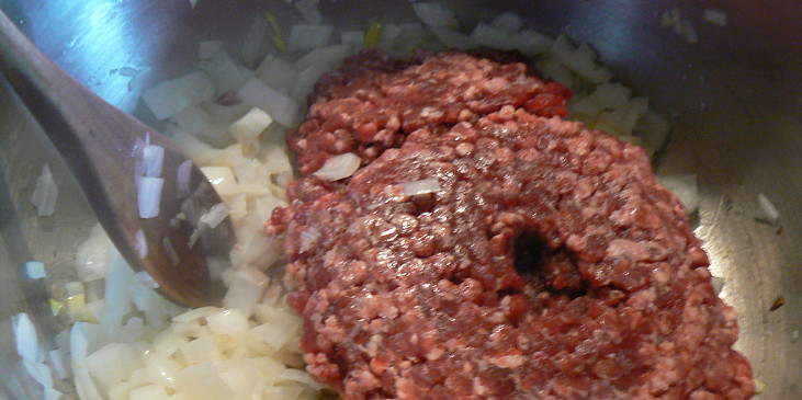 Chilli con carne arabico (k cibuli pridáme mleté mäso a opäť restujeme, kým…)