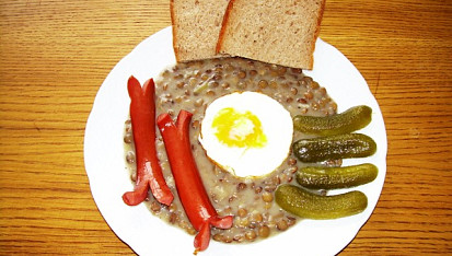 Čočka s párkem, volské oko a okurka