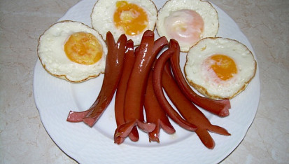 Čočka s párkem, volské oko a okurka