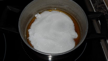 Karamelová šlehačka, Cukr necháme roztavit