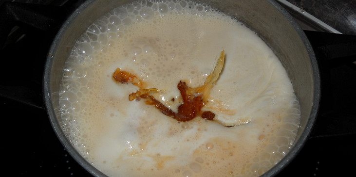 Karamelová šlehačka (Zalejeme šlehačkou, cukr ztuhne a pak se rozvaří)