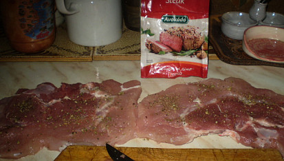 Vepřovo - sýrové řízky se steakovým kořením, posypané Steikovým kořením...