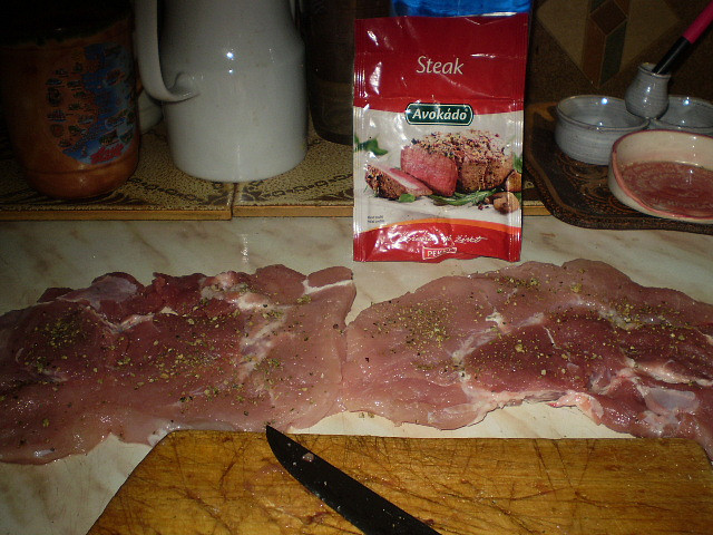 Vepřovo - sýrové řízky se steakovým kořením, posypané Steikovým kořením...