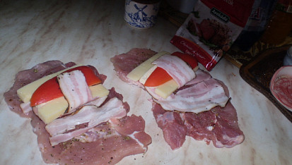 Vepřovo - sýrové řízky se steakovým kořením, naplněno, přehneme a.......