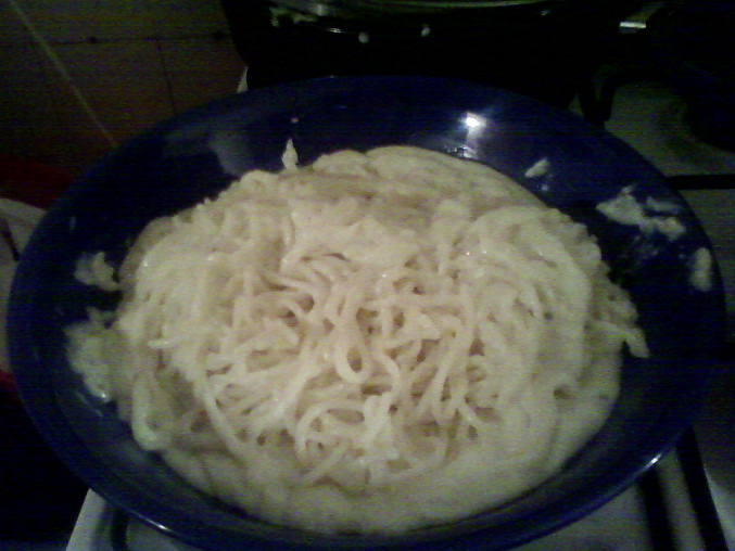 Špagety s nivovou omáčkou, nevypadá to moc hezky ale chutná to výborně