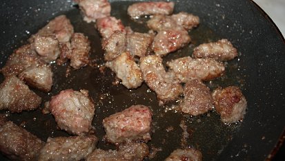 Všehochuť z hovězího masa, ...restování masa...