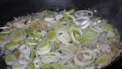 Všehochuť z hovězího masa, ...restování cibule, česneku, pórku...