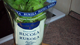 Brambory s rukolou, hráškem a nivou