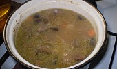 Čočkovo-kroupová polévka s houbami, vaříme...