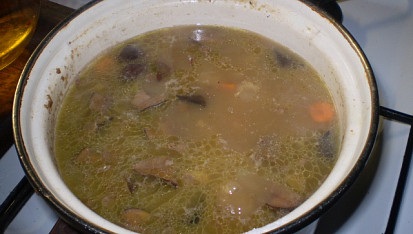 Čočkovo-kroupová polévka s houbami, vaříme...