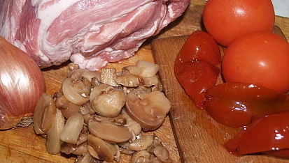 Vepřový guláš na pivě, Všechny suroviny nakrájíme na malé kousky