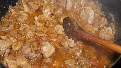 Vepřový guláš na pivě, Dusíme v malém množství piva do změknutí