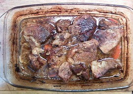 Pečené maso na černém pivu a zelenině