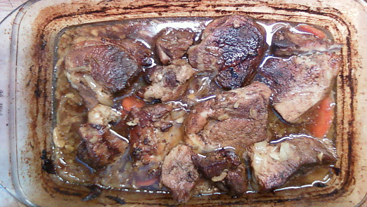 Pečené maso na černém pivu a zelenině