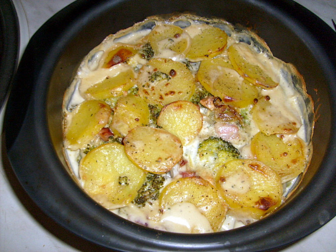 Zapečená brokolice s brambory, hotovo j