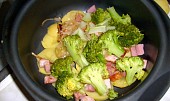 Zapečená brokolice s brambory, ještě zalít zapékací omáčkou