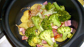 Zapečená brokolice s brambory, ještě zalít zapékací omáčkou
