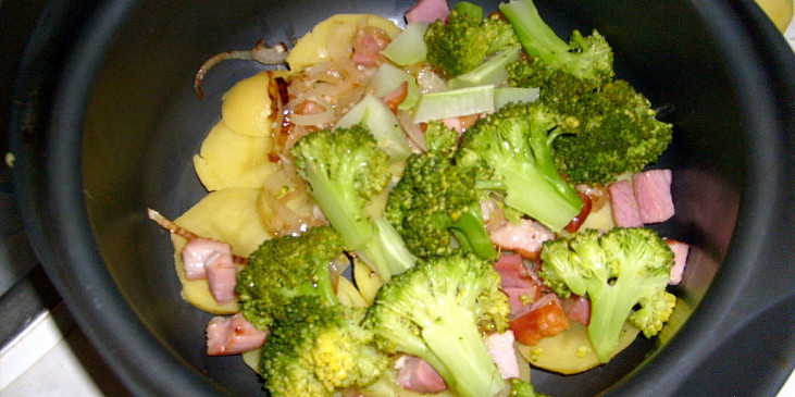 Zapečená brokolice s brambory (ještě zalít zapékací omáčkou)