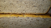 Chléb pečený v římském hrnci - postup, Na řezu-je pečený bez sundání víka v poslední třetině.