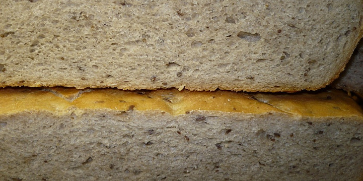 Chléb pečený v římském hrnci - postup (Na řezu-je pečený bez sundání víka v poslední…)
