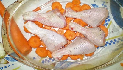 Kuřecí stehna s mrkví a bramborem