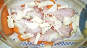 Kuřecí stehna s mrkví a bramborem