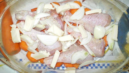 Kuřecí stehna s mrkví a bramborem