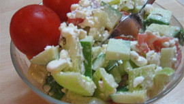Zeleninový salát s cottage a bazalkovým pestem