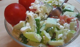 Zeleninový salát s cottage a bazalkovým pestem