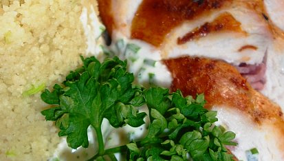 Kuřecí steak plněný slaninou s pažitkovým dipem a kuskusem, Kuřecí steak plněný slaninou s pažitkovým dipem a kuskusem