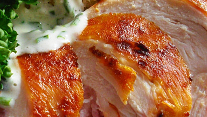 Kuřecí steak plněný slaninou s pažitkovým dipem a kuskusem, Kuřecí steak plněný slaninou s pažitkovým dipem a kuskusem