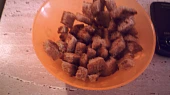Rychlá hrachová polévka s krutony