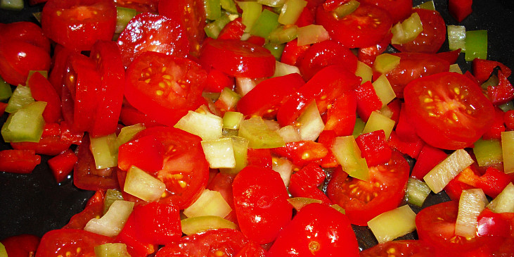 Vepřové medailonky s cherry rajčaty a paprikou