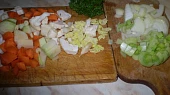 Zeleninovo-pohanková polévka s houbami, nakrájená zelenina...