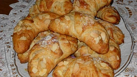 Croissanty s mandlemi