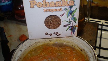 Kuřecí polévka s pohankou, vaříme s pohankou...