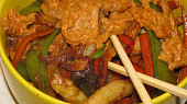 Opekane veprove nudlicky s omackou satay / wok