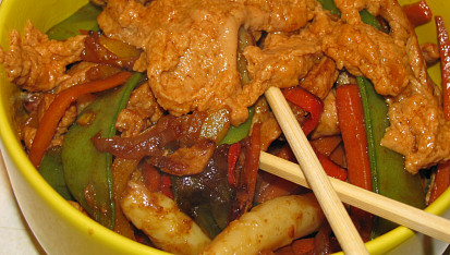 Opekane veprove nudlicky s omackou satay / wok