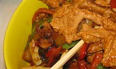 Opekane veprove nudlicky s omackou satay / wok